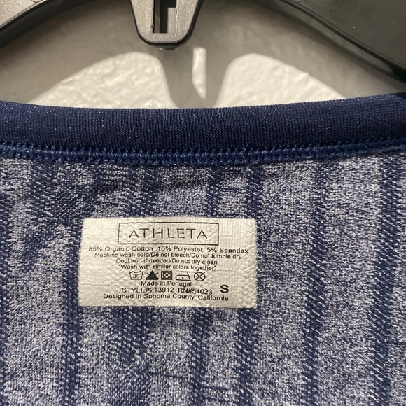 Athleta Ikat Pure Tee Shirt Size Small Navy Blue Pattern Short Sleeve Seamless - Picture 6 of 6